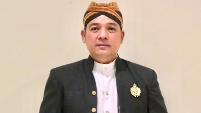 Dr. Lucky Bayu Purnomo