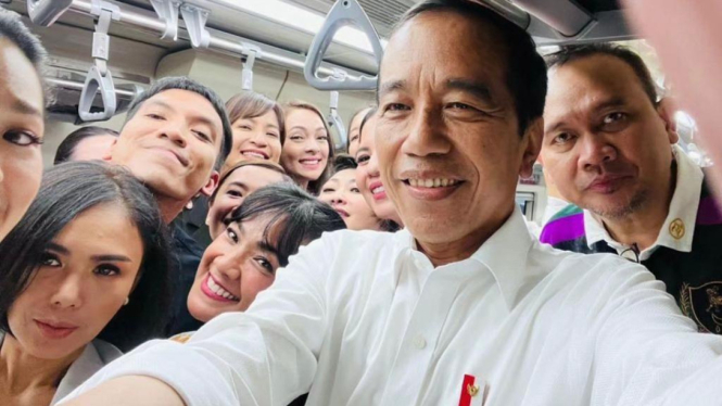 Jokowi dan sederet artis jajal LRT.