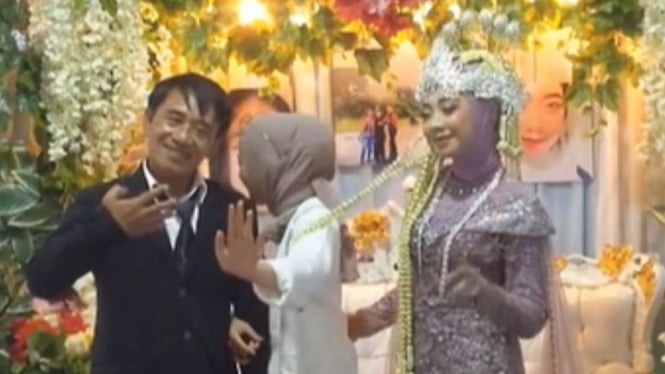 Pernikahan Yusuf Zuari (53) dan Nur Atifah (19)