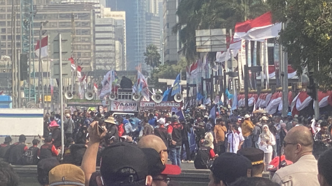 Aksi ribuan buruh demo di Patung Kuda, Jakarta 
