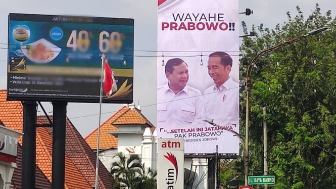 Baliho raksasa bergambar Prabowo dengan Presiden RI Jokowi di Surabaya, Jawa Timur.