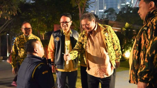 AMPI Beri Bunga Sebagai Simbol Tegak Lurus ke Airlangga Hartarto Ketum Golkar