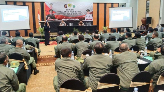 Sejumlah petugas Satuan Perlindungan Masyarakat (Satlinmas) Kota Batu, Jawa Timur, mengikuti sosialisasi Gempur Rokok Ilegal yang digelar oleh Satpol PP Kota Batu, Kamis, 10 Agustus 2023.
