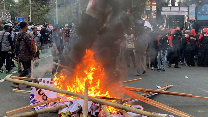 Aksi massa buruh bakar ban di Patung Kuda Jakarta