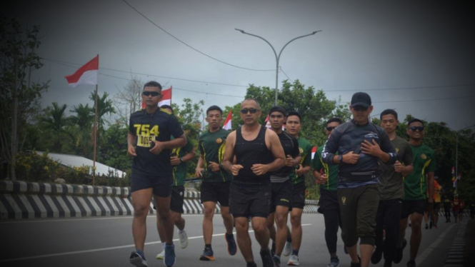 VIVA Militer: Pasukan Yonif Raider 754/ENK lari 21 kilometer.