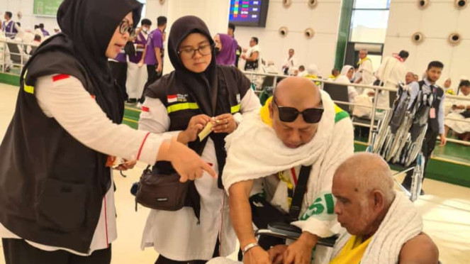 Petugas dan jemaah haji
