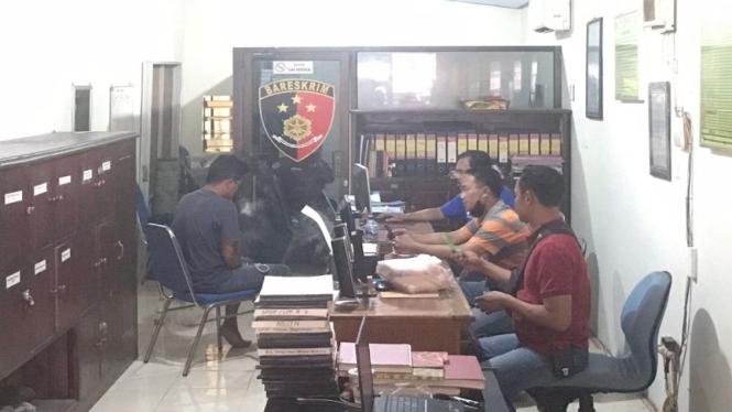 Polisi memeriksa pelaku yang menyayat leher mantan istrinya di Jetis, Mojokerto