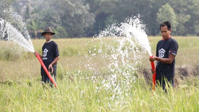 Bantuan mesin pompa air kepada para petani di Banten