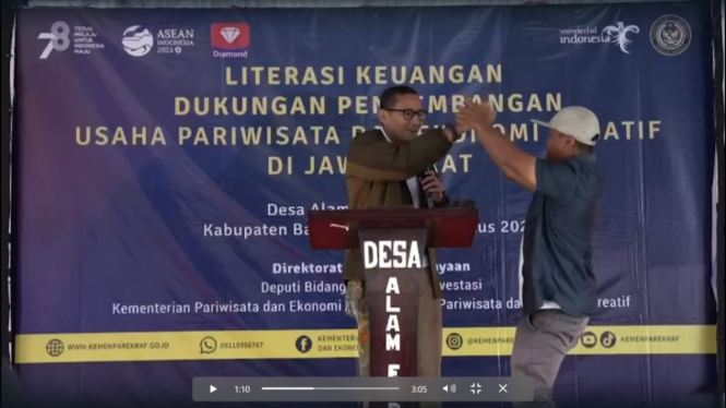 Momen Pria Angkat Tangan Sandiaga yang Sedang Pidato dan Berteriak 'RI 1'