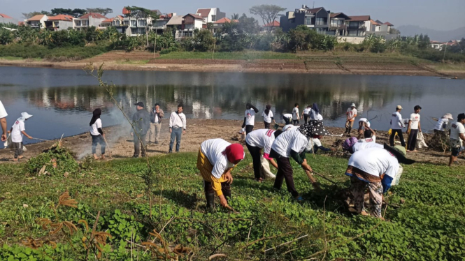 Kaum buruh di Jawa Barat gelar aksi bersih-bersih sungai citarum