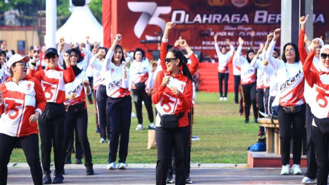 Olahraga bersama dalam rangka Hari Jadi ke-75 Polwan RI