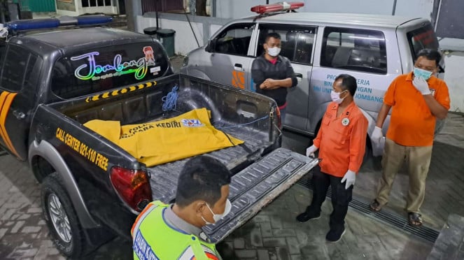 Jenazah korban mutilasi saat dievakuasi ke kamar mayat RSUD Jombang.