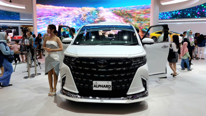 Alphard HEV di booth GIIAS 2023