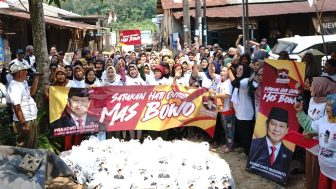 Relawan Mas Bowo Berbagi Sembako di Banyuasin, Sumatera Selatan
