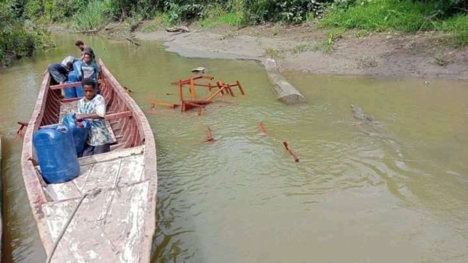 Meja dan Kursi Sekolah di Airu Jayapura Dibuang Warga ke Sungai   