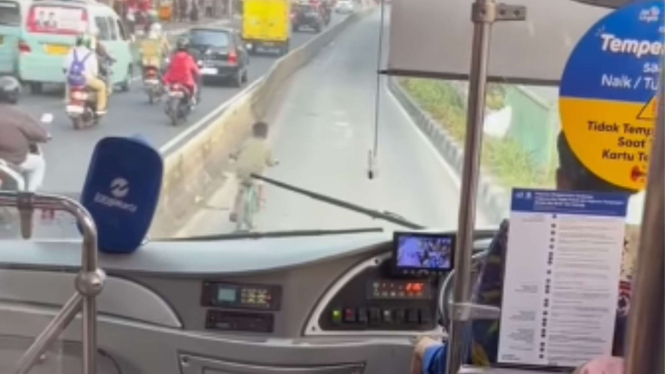 Viral Bocil Pake Sepeda Masuk Jalur TransJakarta