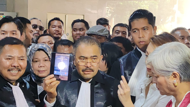 Pengacara Kamaruddin Simanjuntak menjalani pemeriksaan sebagai tersangka hoaks