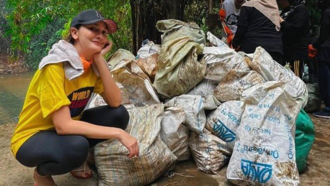 Luna Maya ikut serta aksi World Clean Up Day Indonesia di Sungai Ciliwung