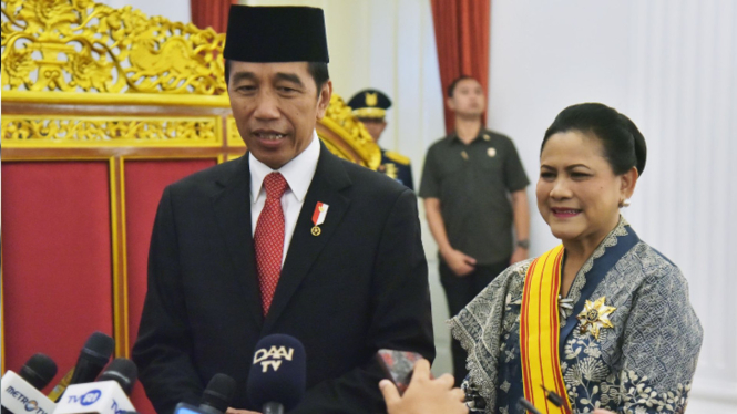 Presiden Joko Widodo dan Ibu Iriana pasca penyerahan Bintang Republik Indoneisa