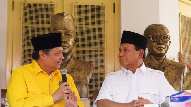 Airlangga Hartarto (kiri) bersama Prabowo Subianto (kanan)