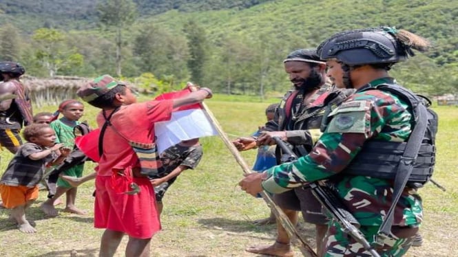 Satgas TNI bersama masyarakat memasang bendera merah putih di Ilaga Papua