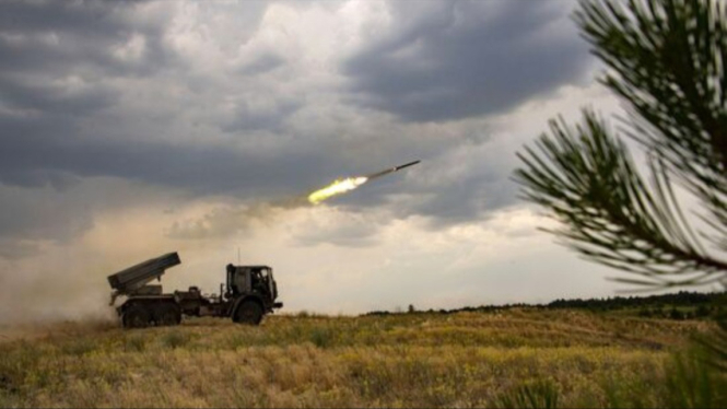 VIVA Militer: Serangan artileri BM-21 Grad militer Rusia di wilayah Kherson