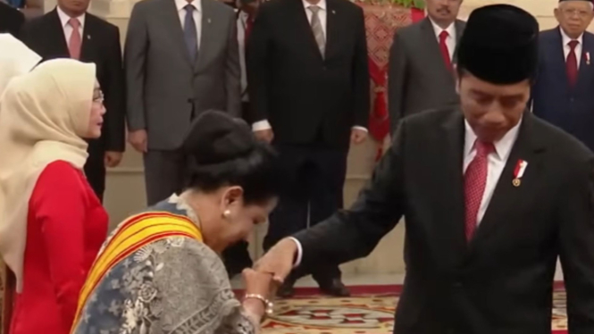 Momen Iriana cium tangan Presiden Joko Widodo saat terima Bintang Adipradana