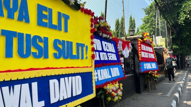 Karangan bunga di Pengadilan Negeri Jakarta Selatan