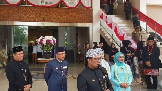 Gubernur Jawa Barat Ridwan Kamil memberikan keterangan kepada awak media usai menghadiri Rapat Paripurna dalam rangka Hari Jadi ke-73 Kabupaten Bekasi di Gedung DPRD Kabupaten Bekasi, Selasa, 15 Agustus 2023.