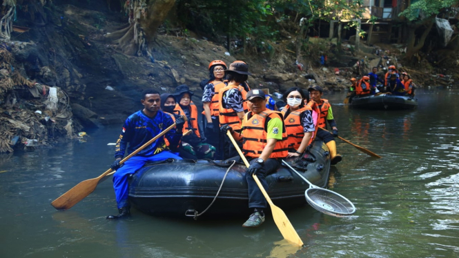 Polwan melakukan aksi bersih-bersih sungai Ciliwung