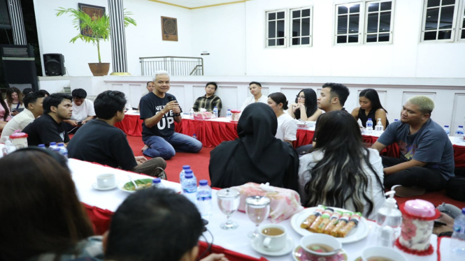 Gubernur Jawa Tengah Ganjar Pranowo makan bareng influencer dan artis