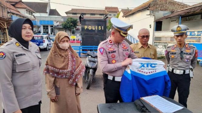 Kasatlantas Polrestabes Bandung Kompol Eko Iskandar menunjukan barang bukti.