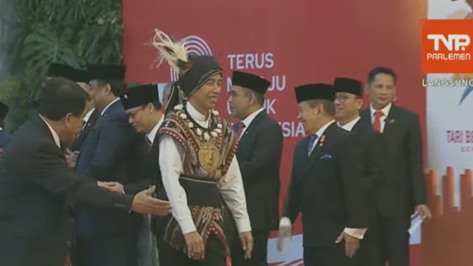 Presiden Jokowi memakai baju adat dari daerah Tanimbar Maluku
