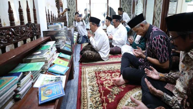 Ganjar Pranowo berziarah ke makam Mbah Dalhar Watucongol