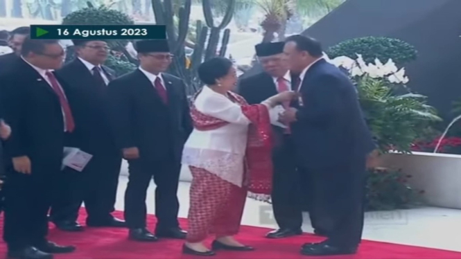 Ketua Umum PDIP Megawati Soekarnoputri merapikan dasi Ketua KPK Firli Bahuri