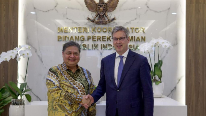 Menteri Koordinator Bidang Perekonomian Airlangga Hartarto menerima kunjungan Duta Besar Uni Eropa untuk Indonesia Vincent Piket di kantor Kemenko Perekonomian, Jakarta.