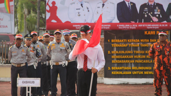 Pria pengalung bendera ke seekor anjing meminta maaf di apel kebangsaan di Mapolres Bengkalis, Riau