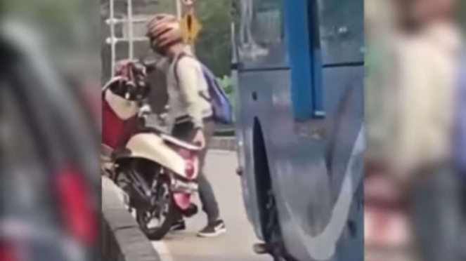 Viral Pengendara Motor Saling Bantu Keluar Jalur Busway, Endingnya ...