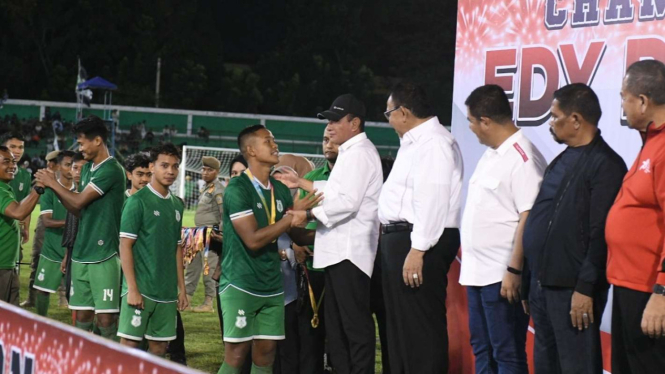 Gubernur Sumut Edy Rahmayadi memberikan medali juara PSMS Medan