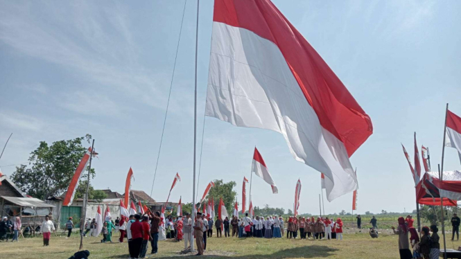 Warga Di Jombang Kibarkan Bendera Merah Putih Raksasa Di Hut Ri Ke 78