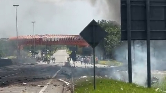 Penampakan Setelah Pesawat Jatuh di Jalanan, Malaysia