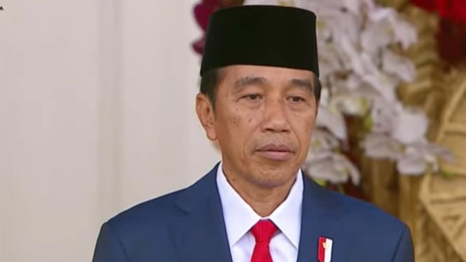Presiden Jokowi jadi pemimpin upacara penurunan bendera merah putih.