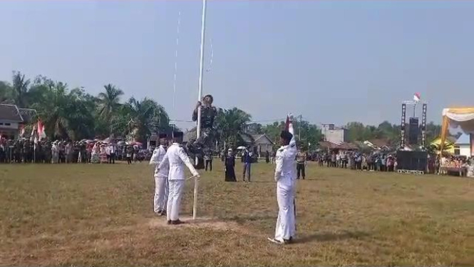 Anggota TNI panjat tiang bendera di acara HUT RI ke-78 di Mesuji, Lampung 