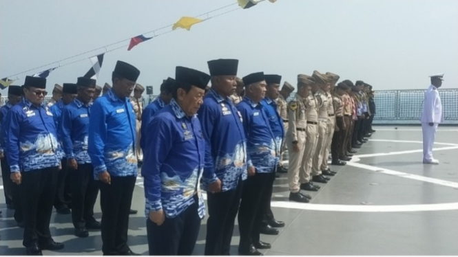 VIVA Militer: Para Purnawirawan TNI AL gelar upacara di atas geladak KRI RDW-992