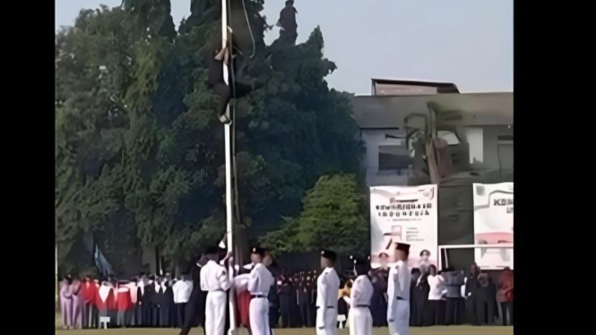 Viral Teknisi Sound Panjat Tiang Bendera saat Apel HUT RI di Ciputat
