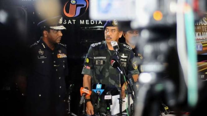 Kepala Polisi Negara Malaysia Inspektur Jenderal Razarudin Husain memberikan keterangan kepada pers terkait kecelakaan pesawat jatuh di Selangor, Malaysia, Kamis, 17 Agustus 2023.