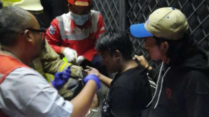 Salah satu korban kebakaran berhasil dievakuasi oleh petugas Penanggulangan Kebakaran dan Penyelamatan (Gulkarmat) saat kebakaran di salah satu hotel, Melawai, Jakarta Selatan, Jumat, 18 Agustus 2023.