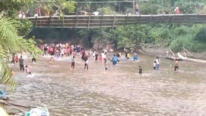 Warga jatuh ke sungai usai jembatan gantung ambruk saat lomba 17 Agustus 2023