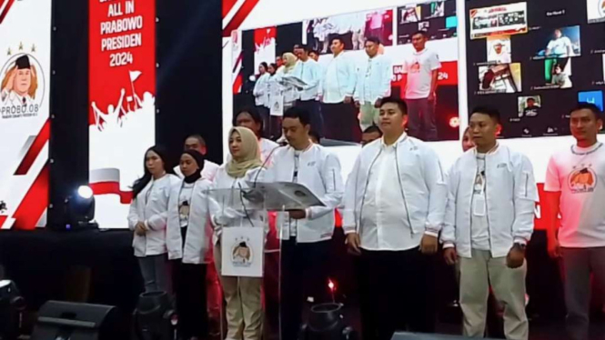 Ratusan anak muda dari berbagai kominunitas kalangan milenial dan Gen Z mendeklarasikan diri sebagai relawan untuk memenangkan calon presiden Prabowo Subianto pada Pemilu Presiden 2024, di Bogor, Jawa Barat, Rabu 16 Agustus 2023.