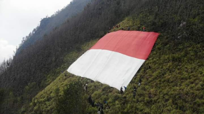 Bendera merah putih berukuran raksasa di Gunung Panderman
